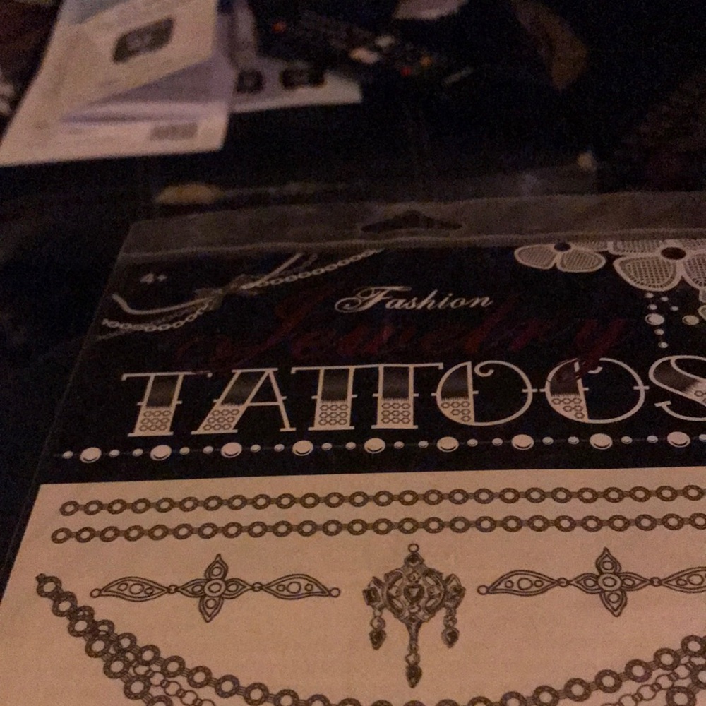 Glamorous Body Art Tattoo Set - Red and Black - Picture 3 of 3